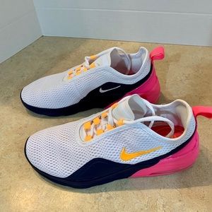 Nike Air Women’s Tennis Shoes!!  Like new!